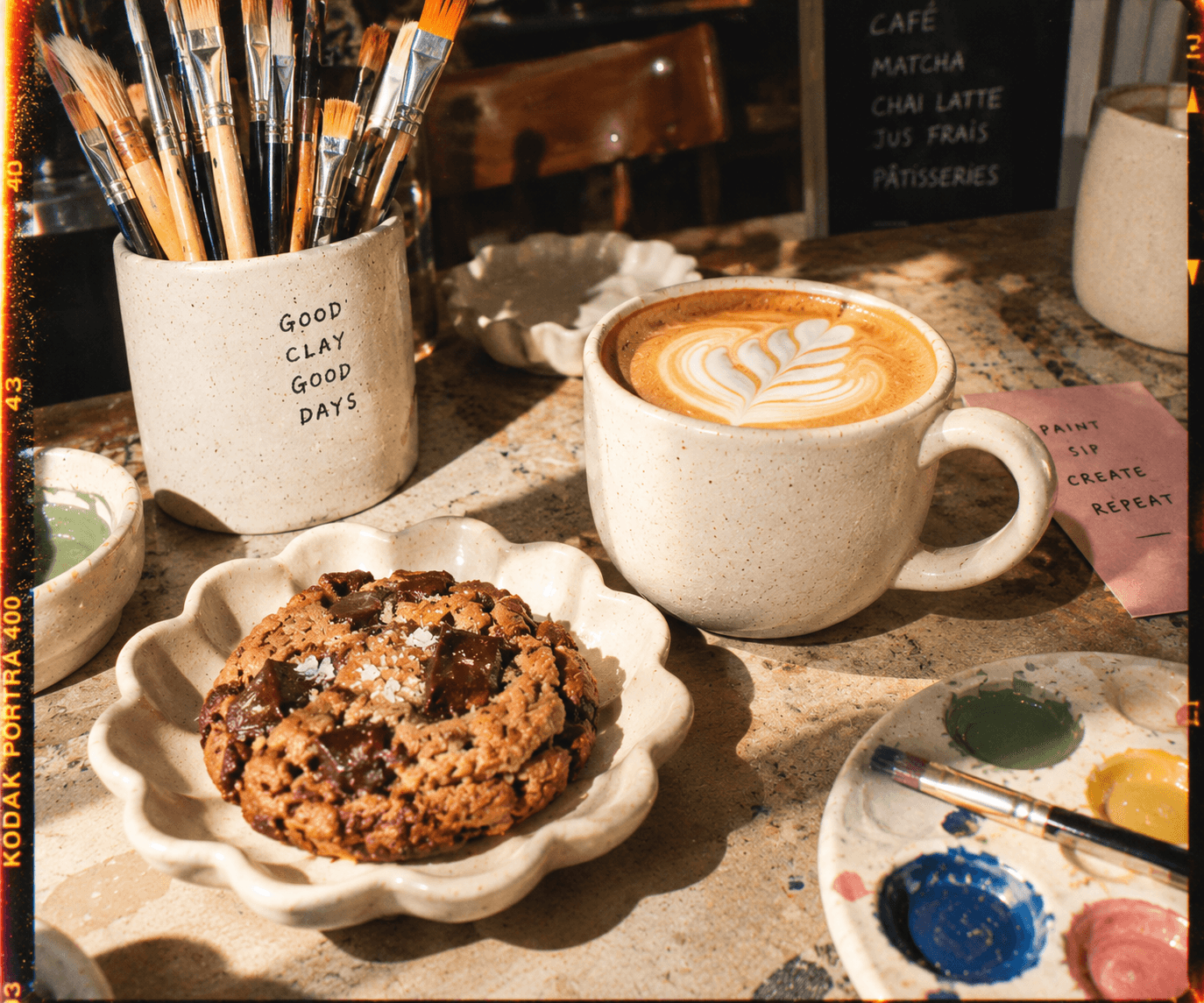 Café et pâtisserie maison servis dans des céramiques MiMo