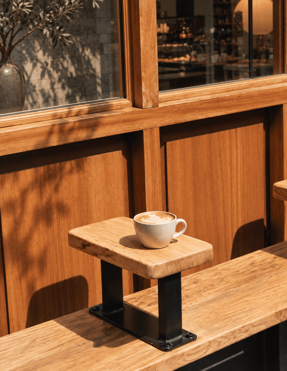 Une pause café sur un tabouret en bois