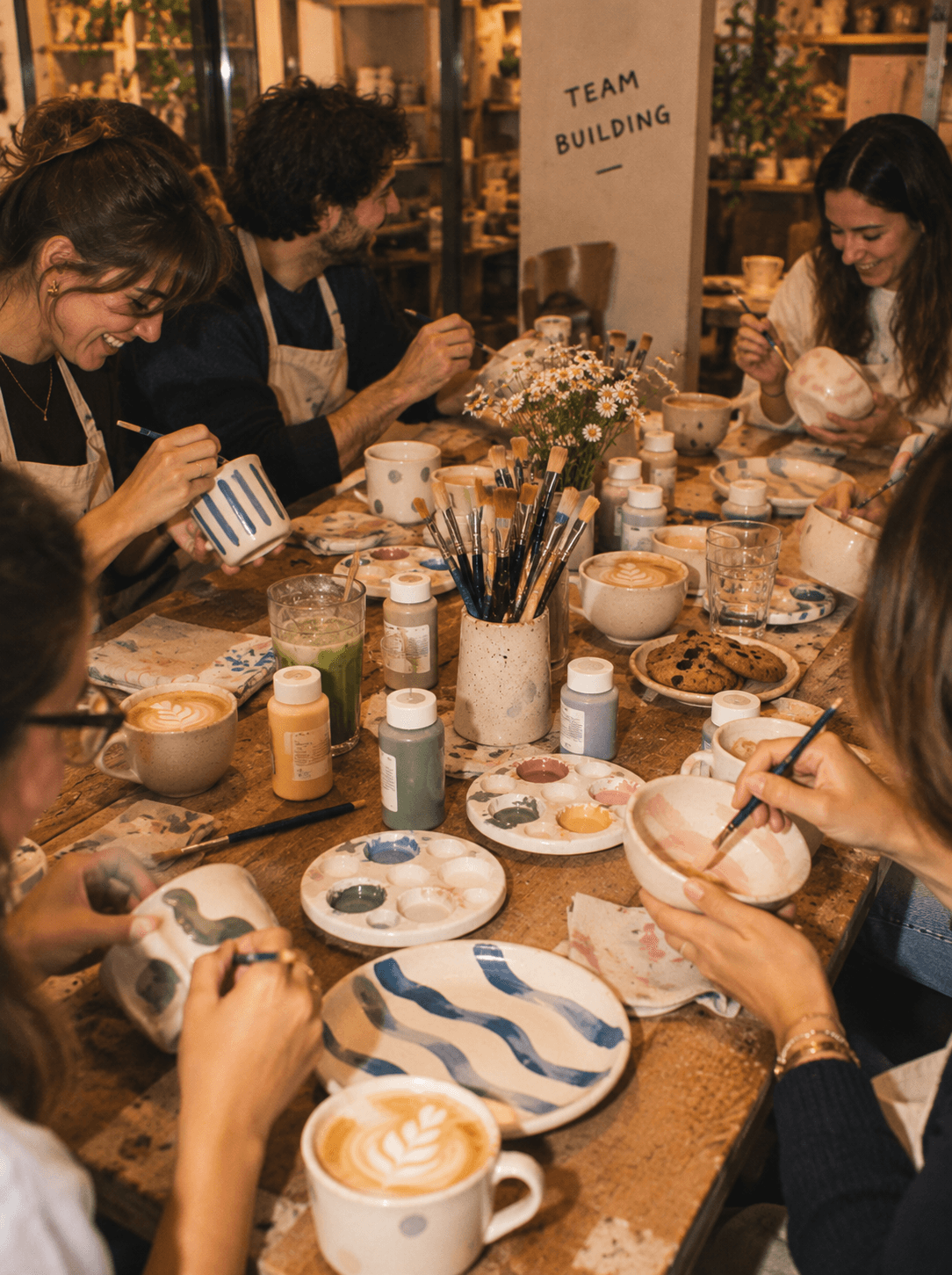 Une équipe réunie autour d’un atelier de peinture sur céramique